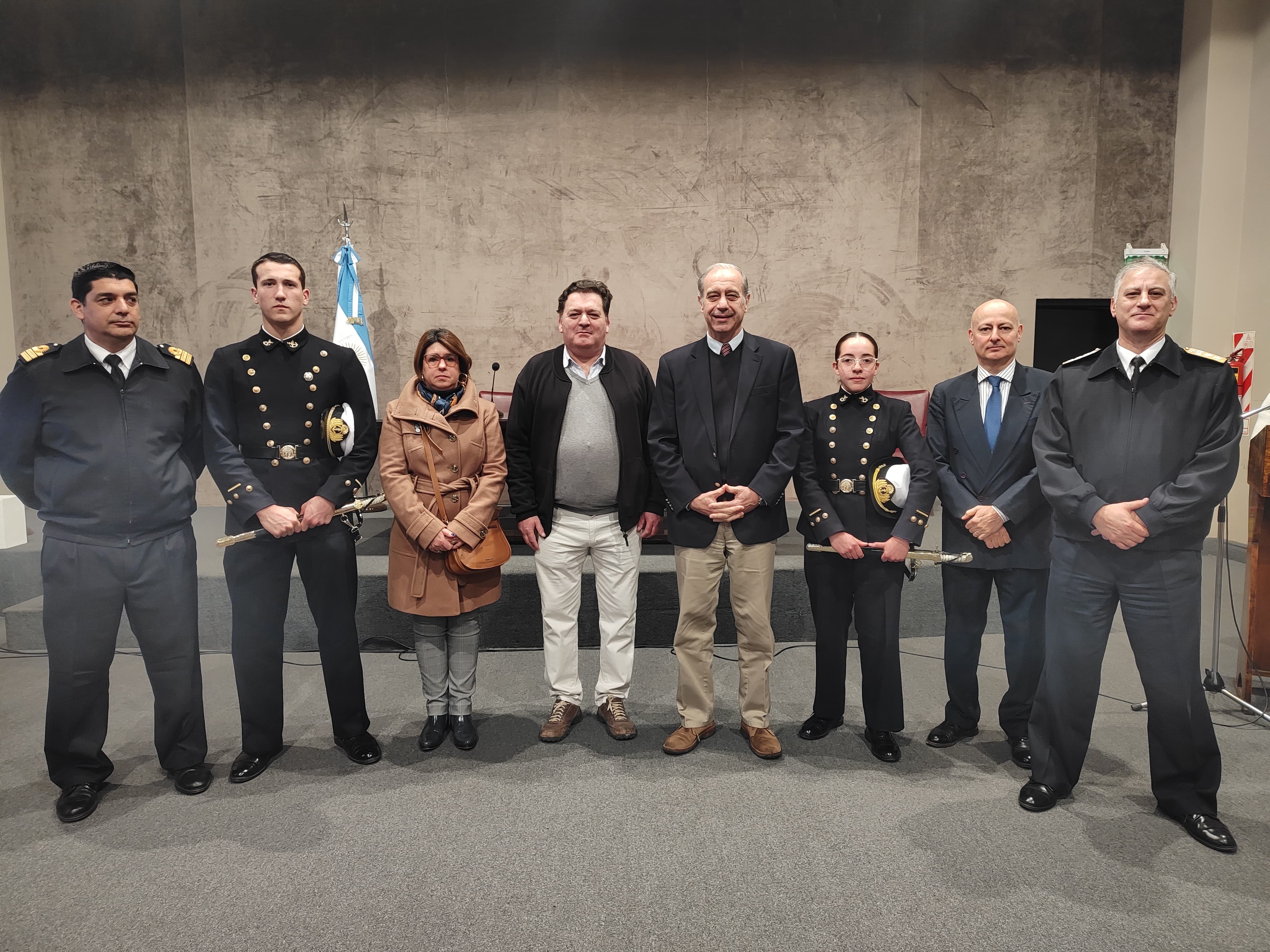 Becario y directivos de UNDEF