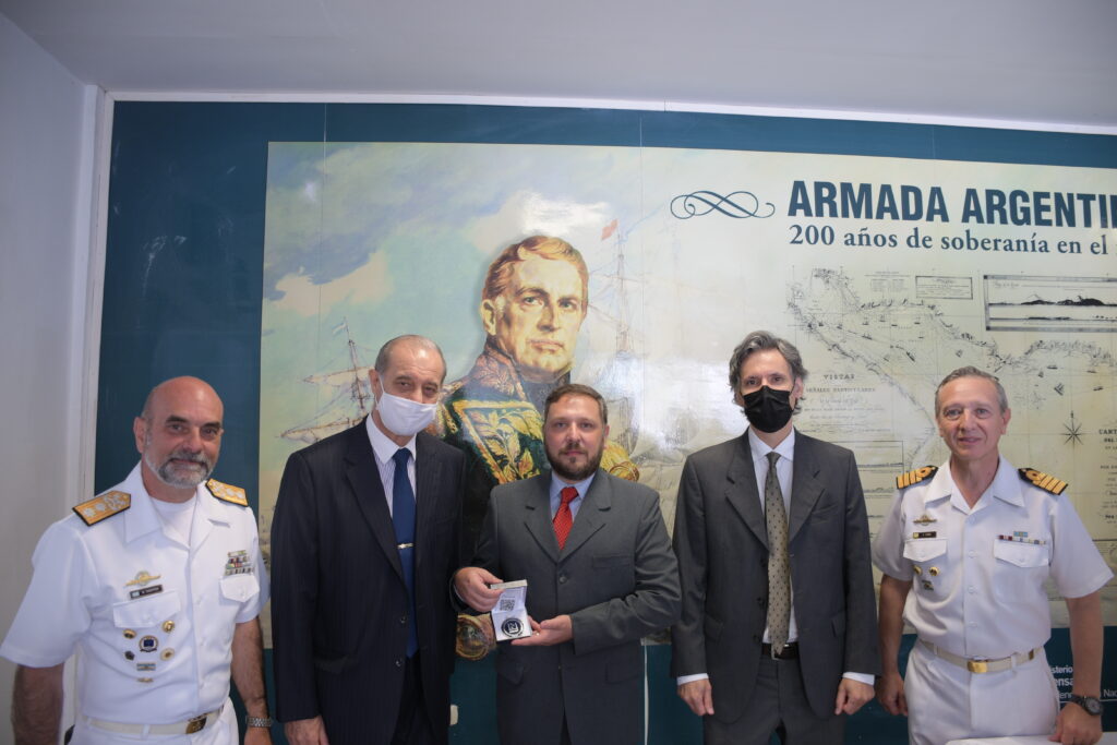 Gustavo Vera y Autoridades